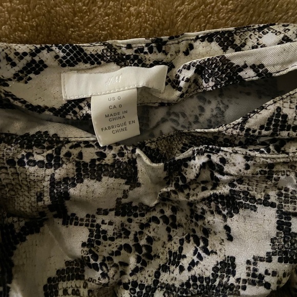 Snake print satin midi skirt - Picture 2 of 3